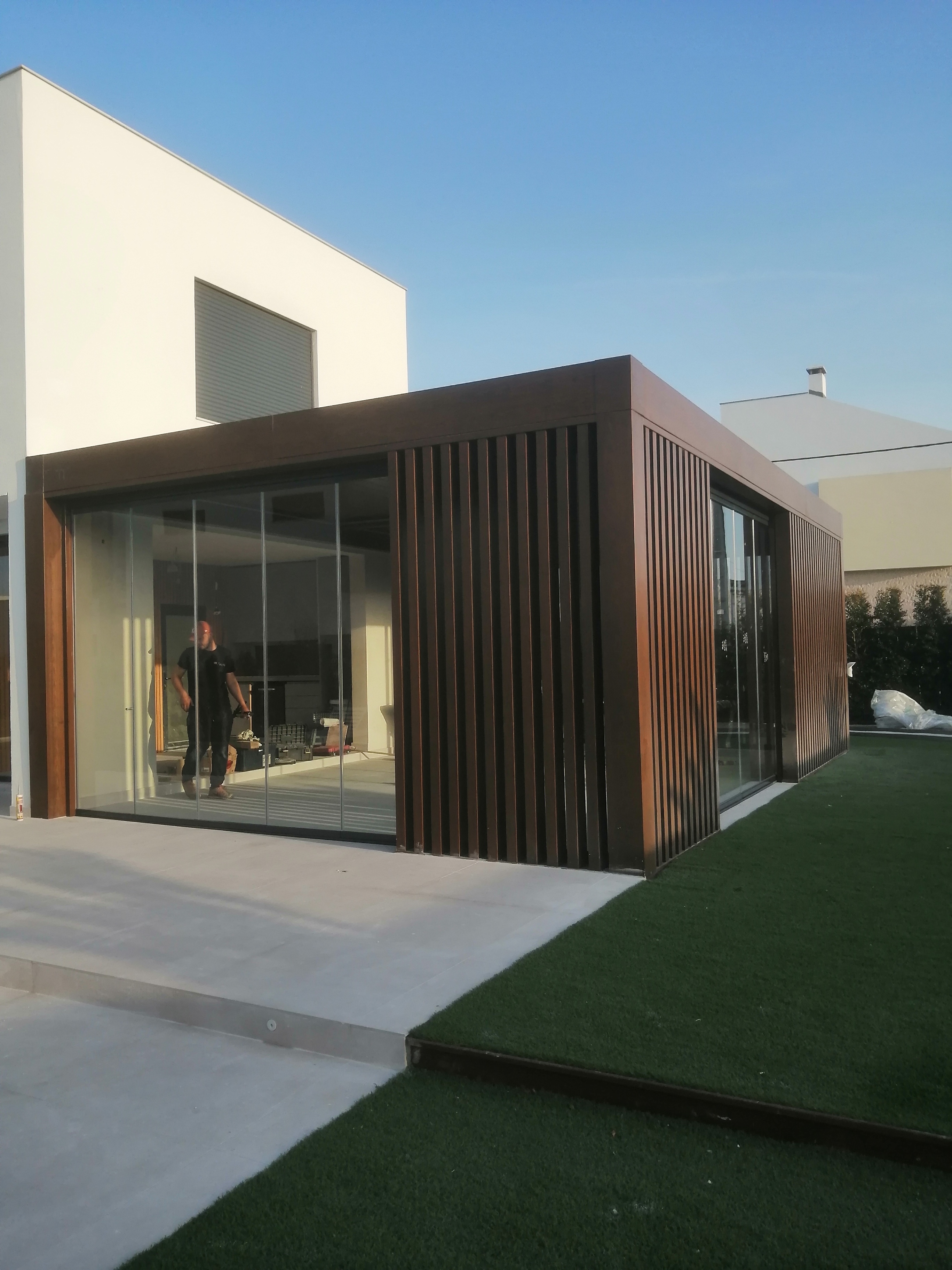 Cobertura em L com estrutura de alumínio e painéis em policarbonato