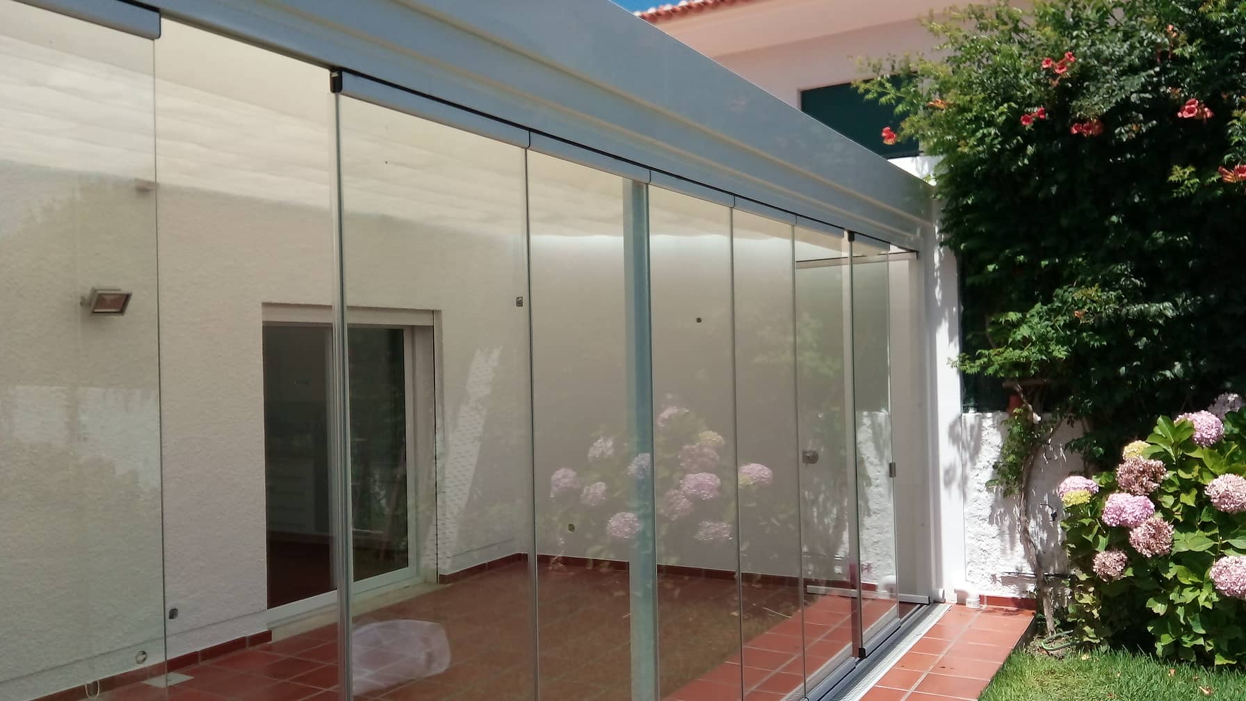 Cobertura estrutural em alumínio e policarbonato resistente e durável