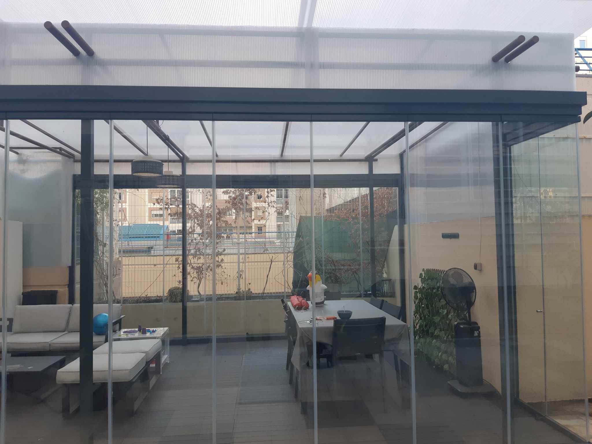 Telhado em vidro com estrutura leve permitindo entrada de luz natural