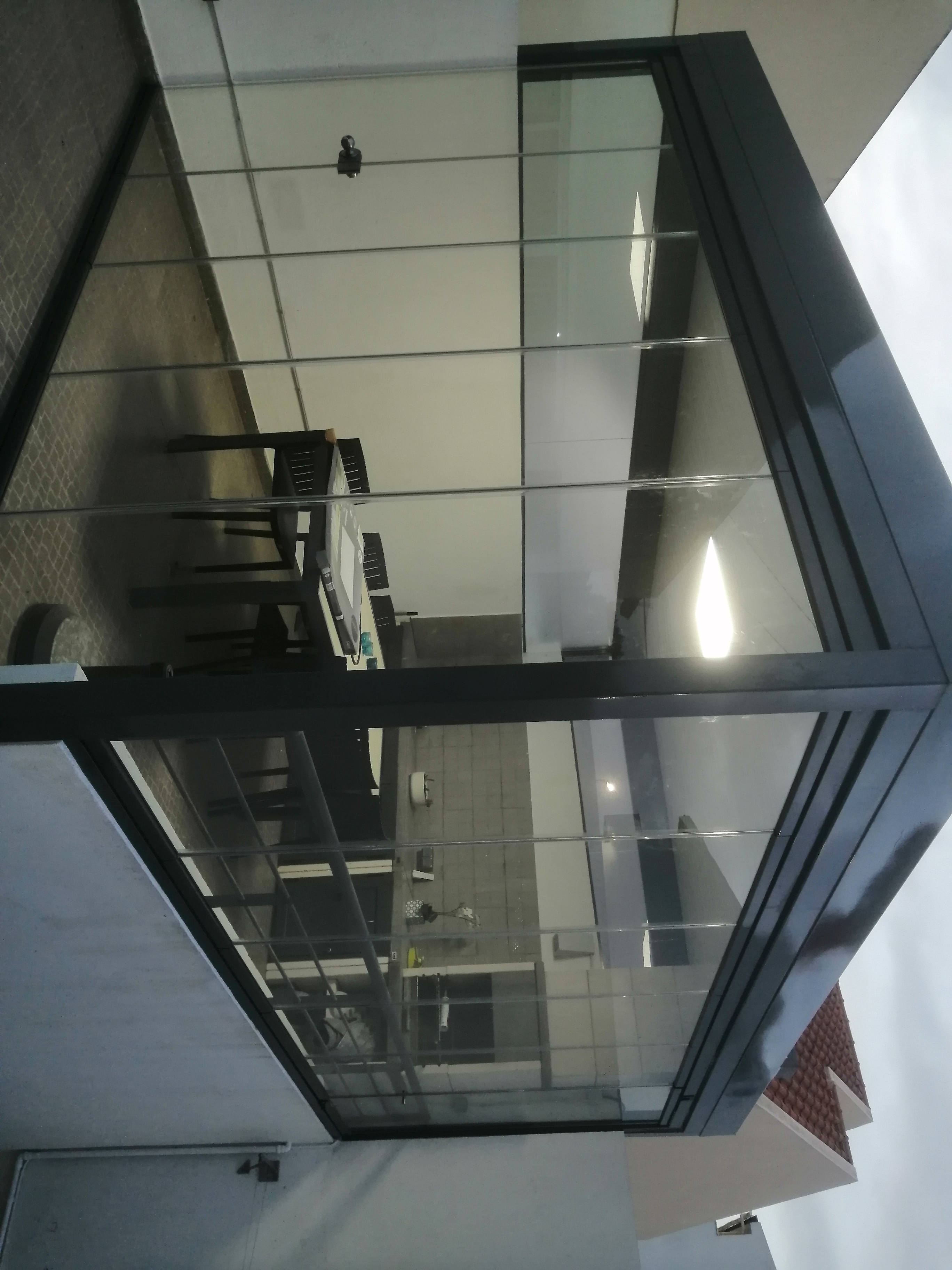 Cobertura em vidro e policarbonato para terraço com estrutura moderna