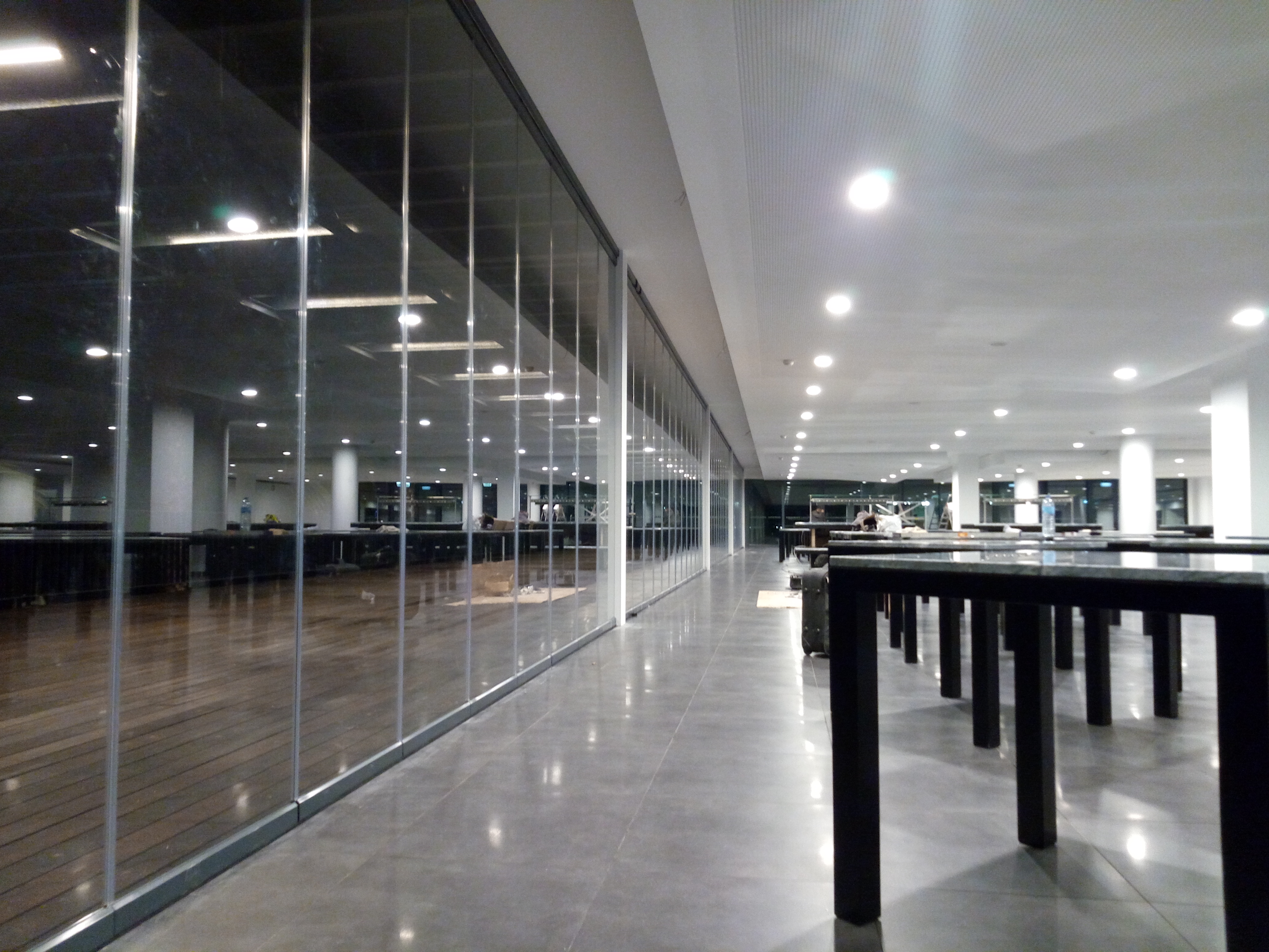 Cortina de vidro totalmente aberta em ambiente decorado, mostrando máxima ventilação e visibilidade