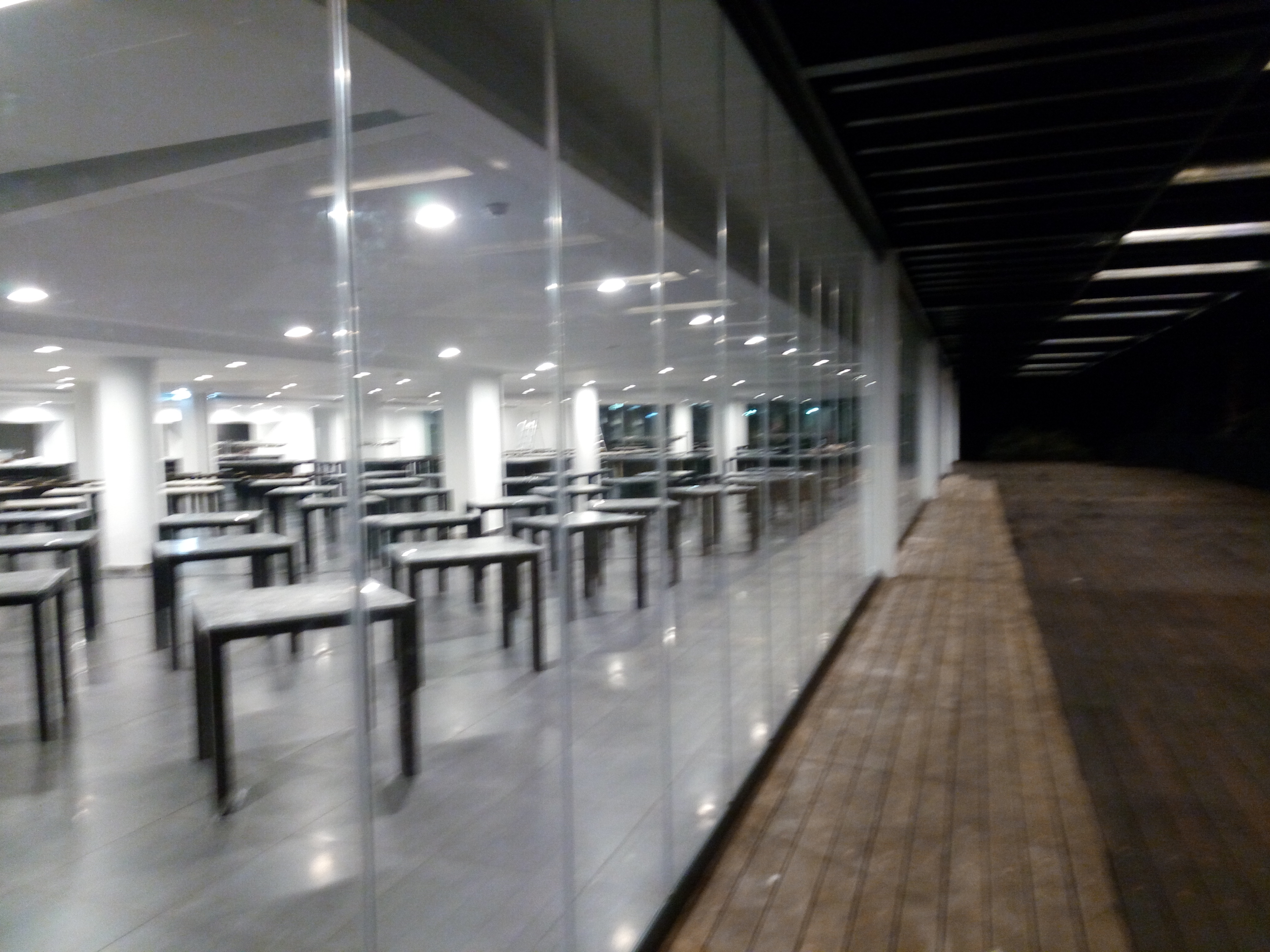 Fechamento de varanda com cortina de vidro discreta e vista desobstruída
