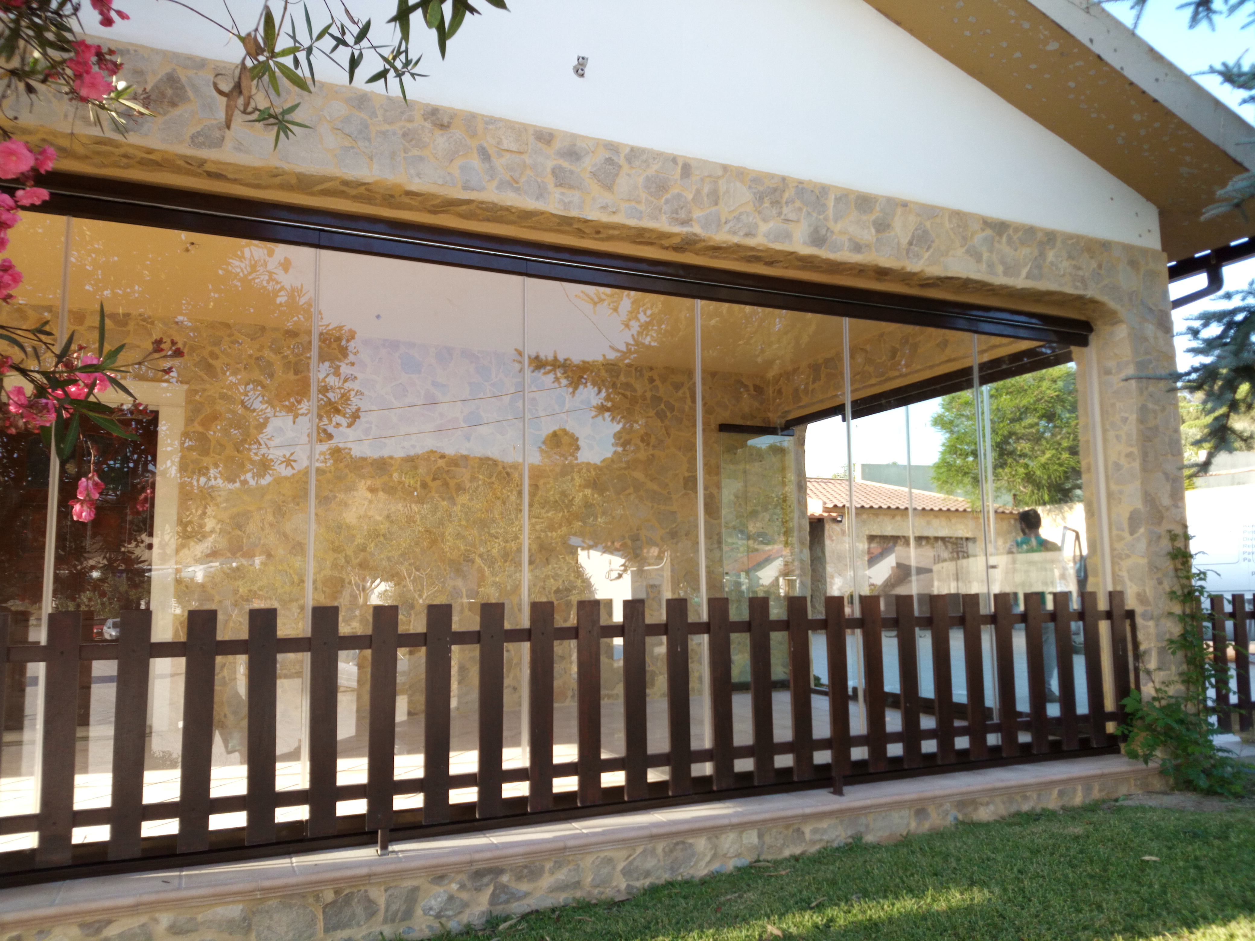 Cortina de vidro em marquise residencial, ideal para isolamento térmico e acústico
