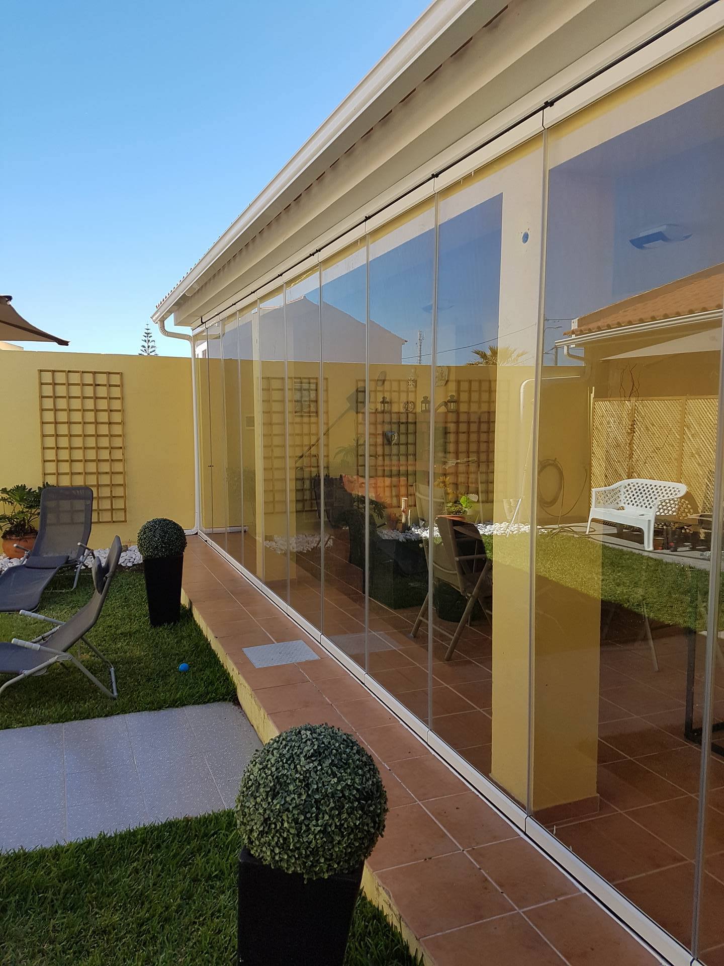 Ambiente com cortina de vidro fechada, ideal para dias de chuva ou vento forte