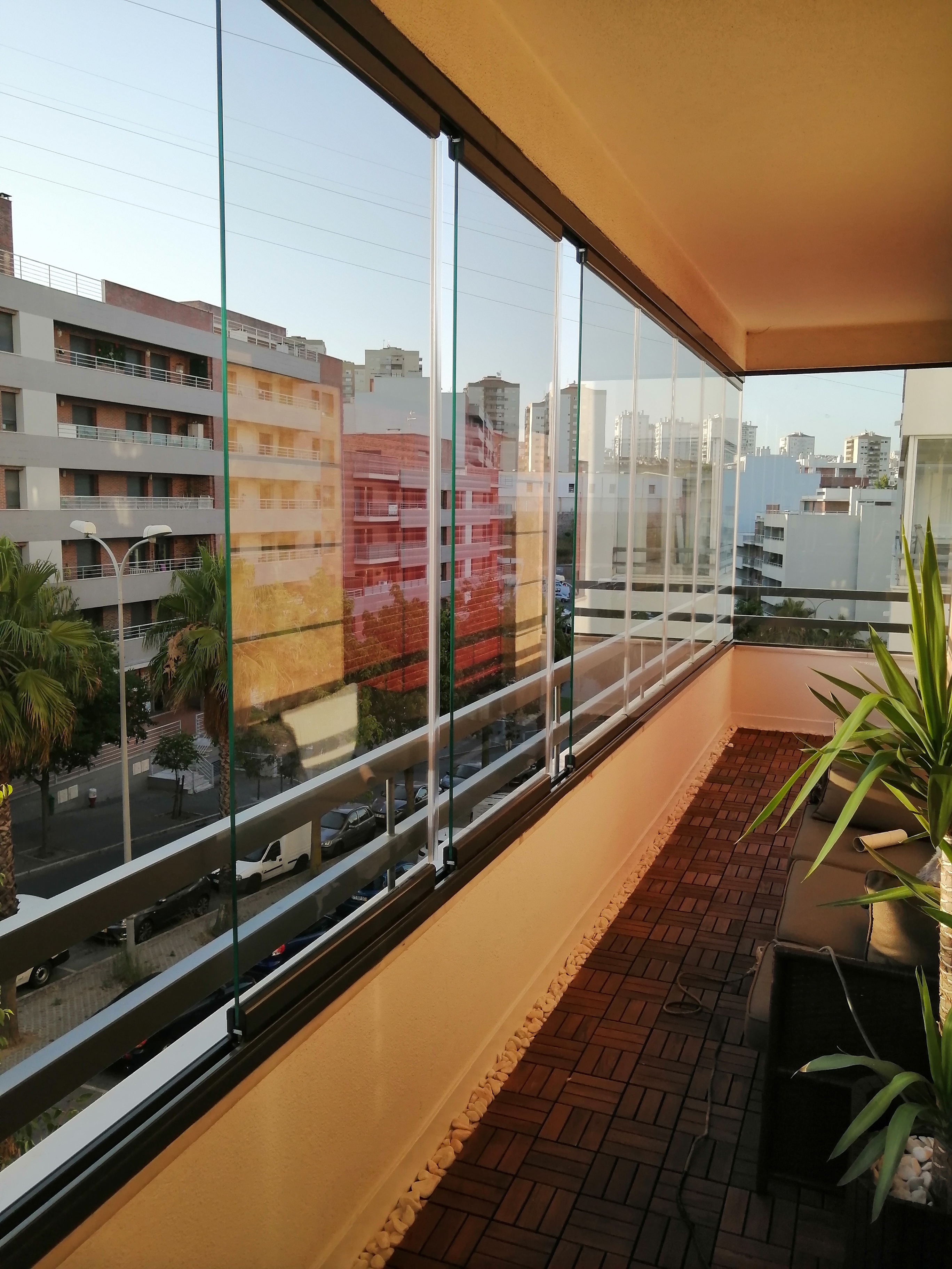 Cortina de vidro retrátil sem perfis verticais, promovendo integração entre interior e exterior