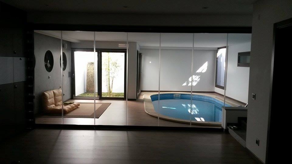 Dois sistemas de cortinas de vidro aplicados em fachada moderna de edifício, mantendo estética e funcionalidade