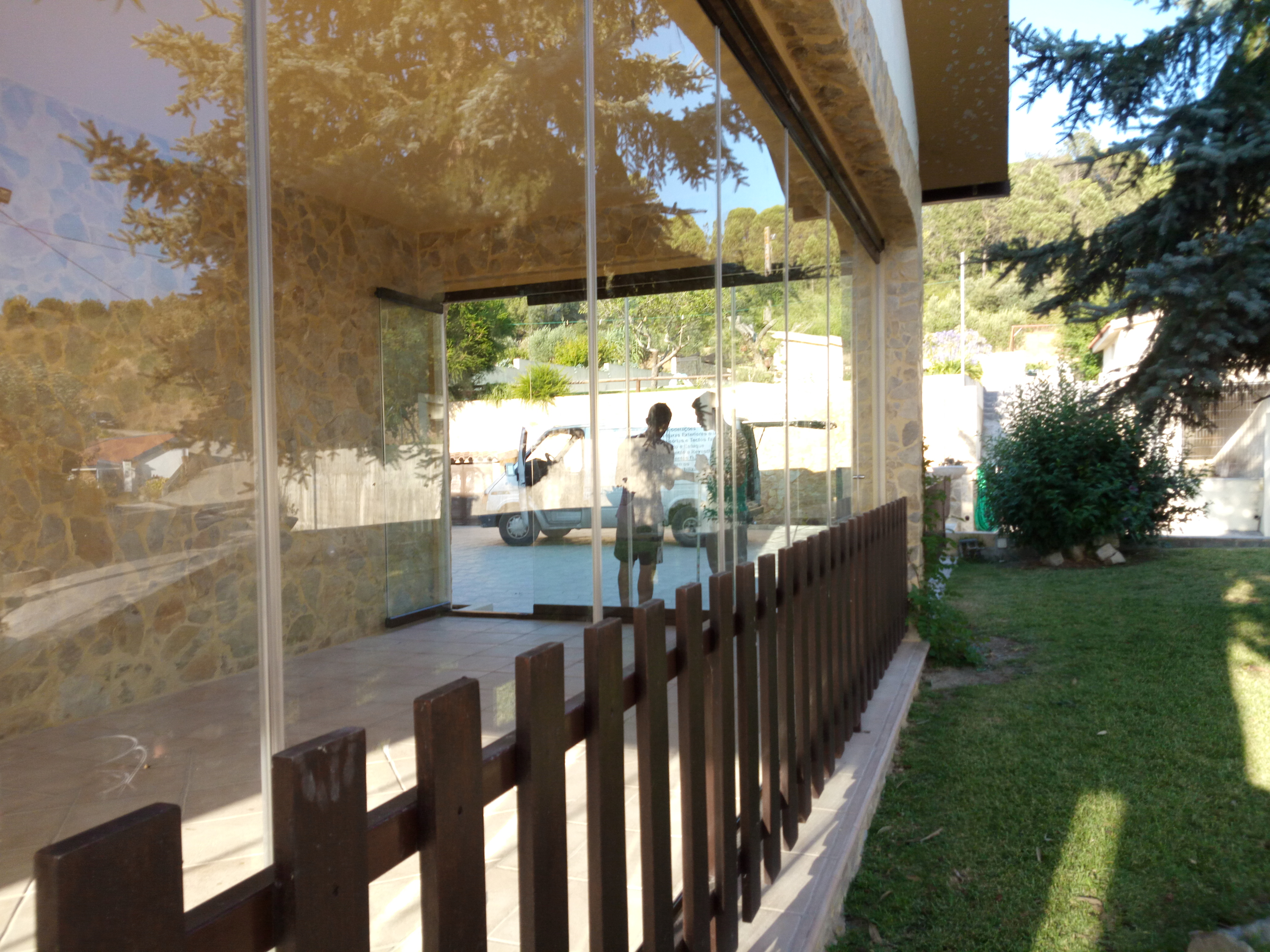 Dois sistemas de cortinas de vidro em varanda ampla, permitindo fecho completo em L com elegância