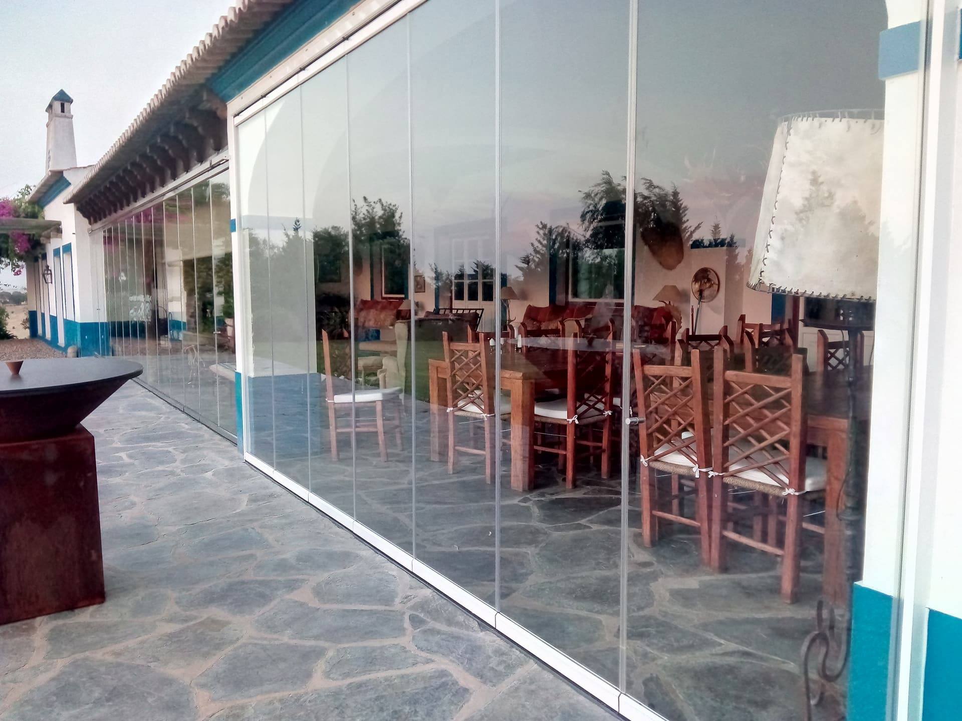 Imagem ilustrativa de cortinas de vidro sem perfis verticais