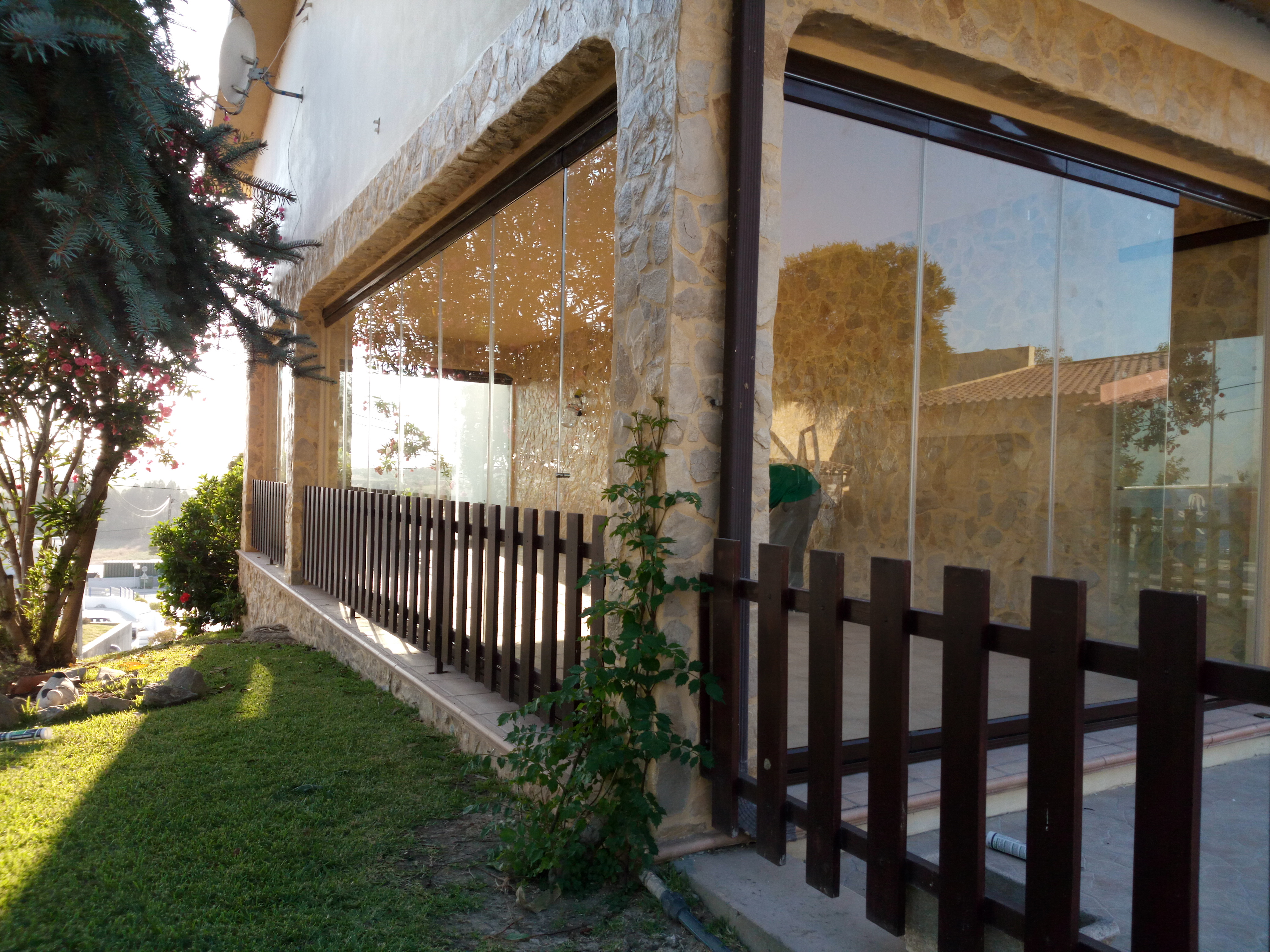 Detalhe lateral da cortina de vidro com calha embutida e acabamento em alumínio
