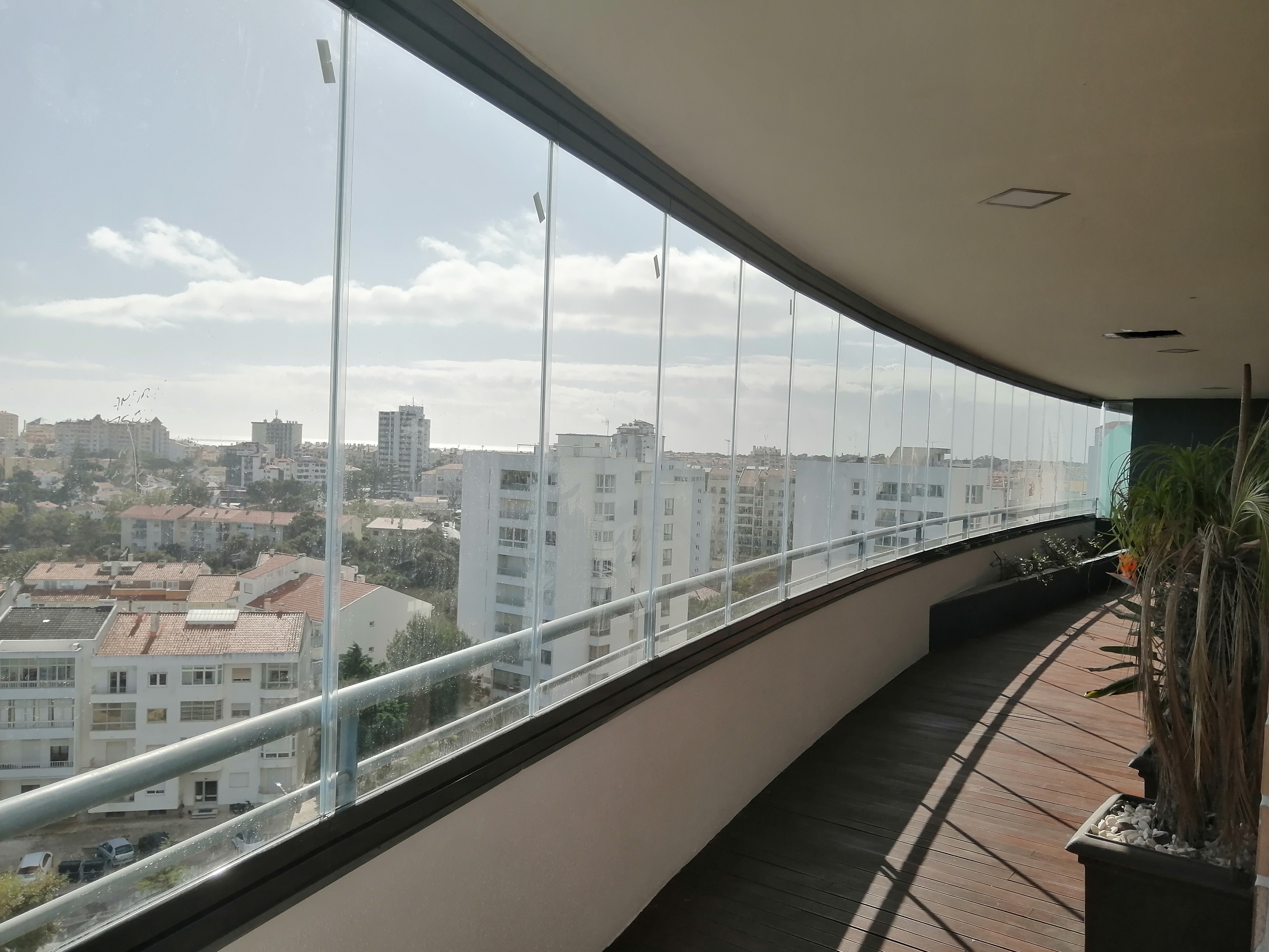 Cortinas de vidro panorâmicas aplicadas em varanda residencial